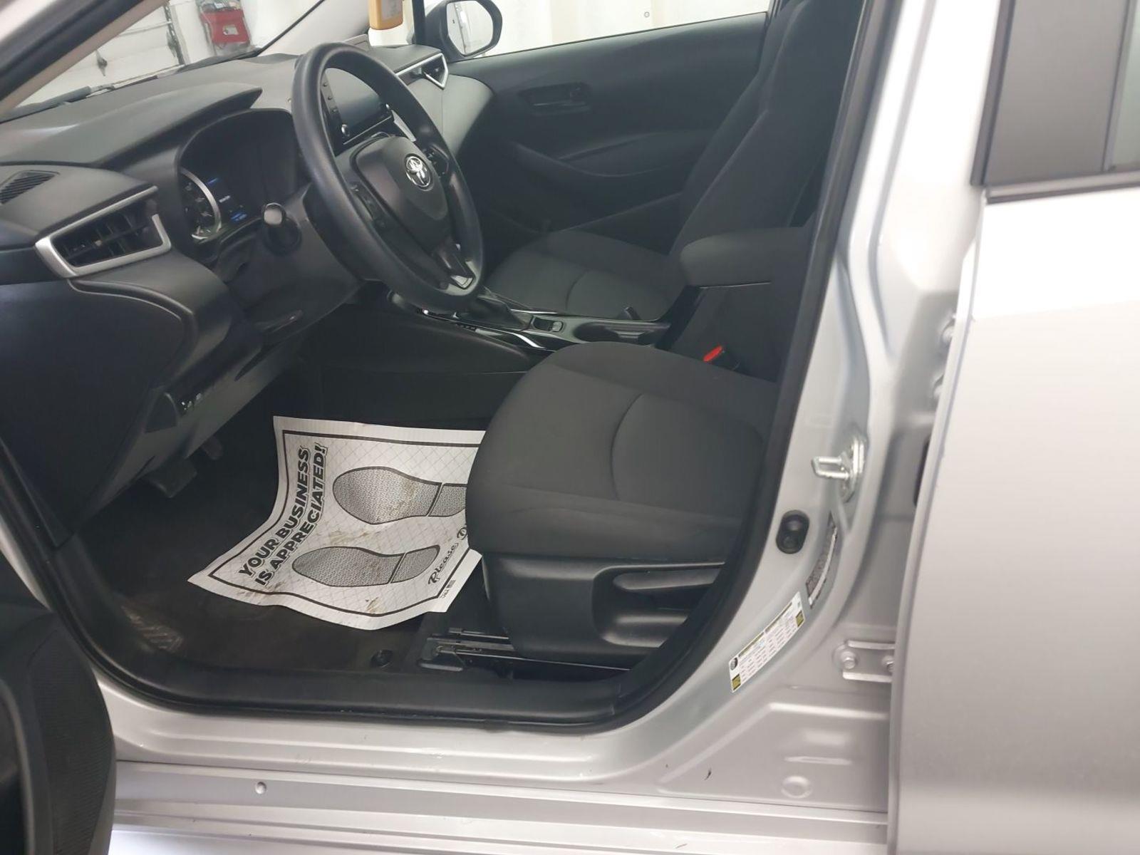 2022 Toyota Corolla LE photo 3