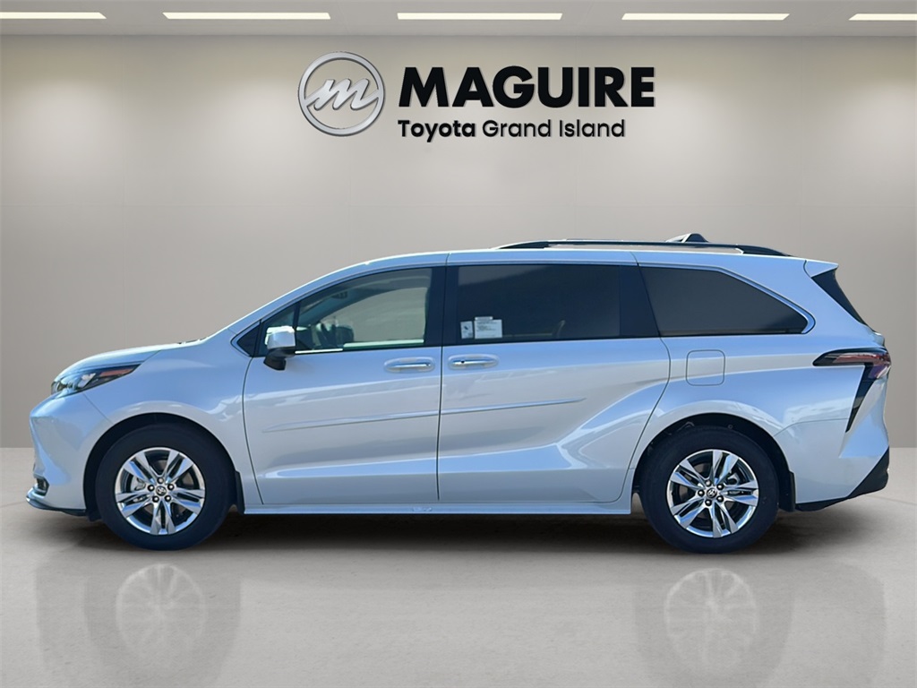 2025 Toyota Sienna XLE photo 3
