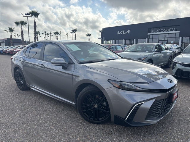 2025 Toyota Camry SE's photo