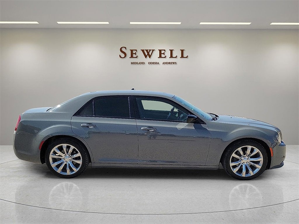 2018 Chrysler 300 Touring photo 6