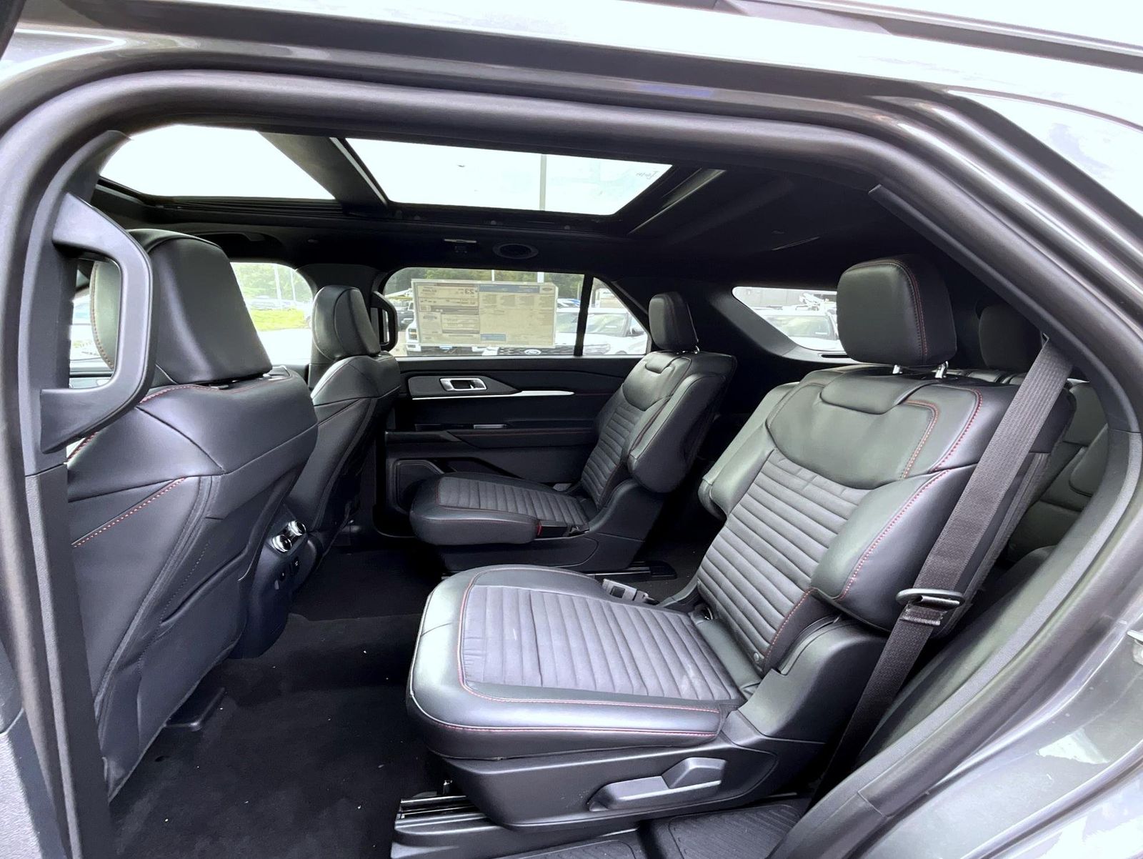 2025 Ford Explorer ST-Line photo 10