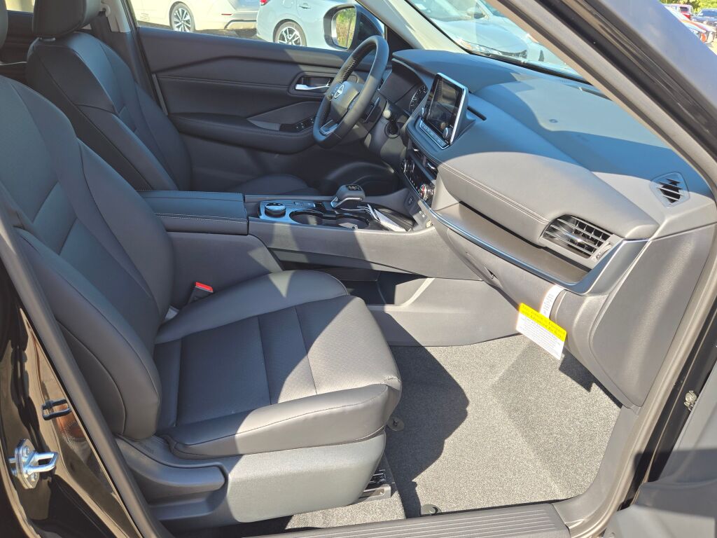 2026 Nissan Rogue SV photo 2