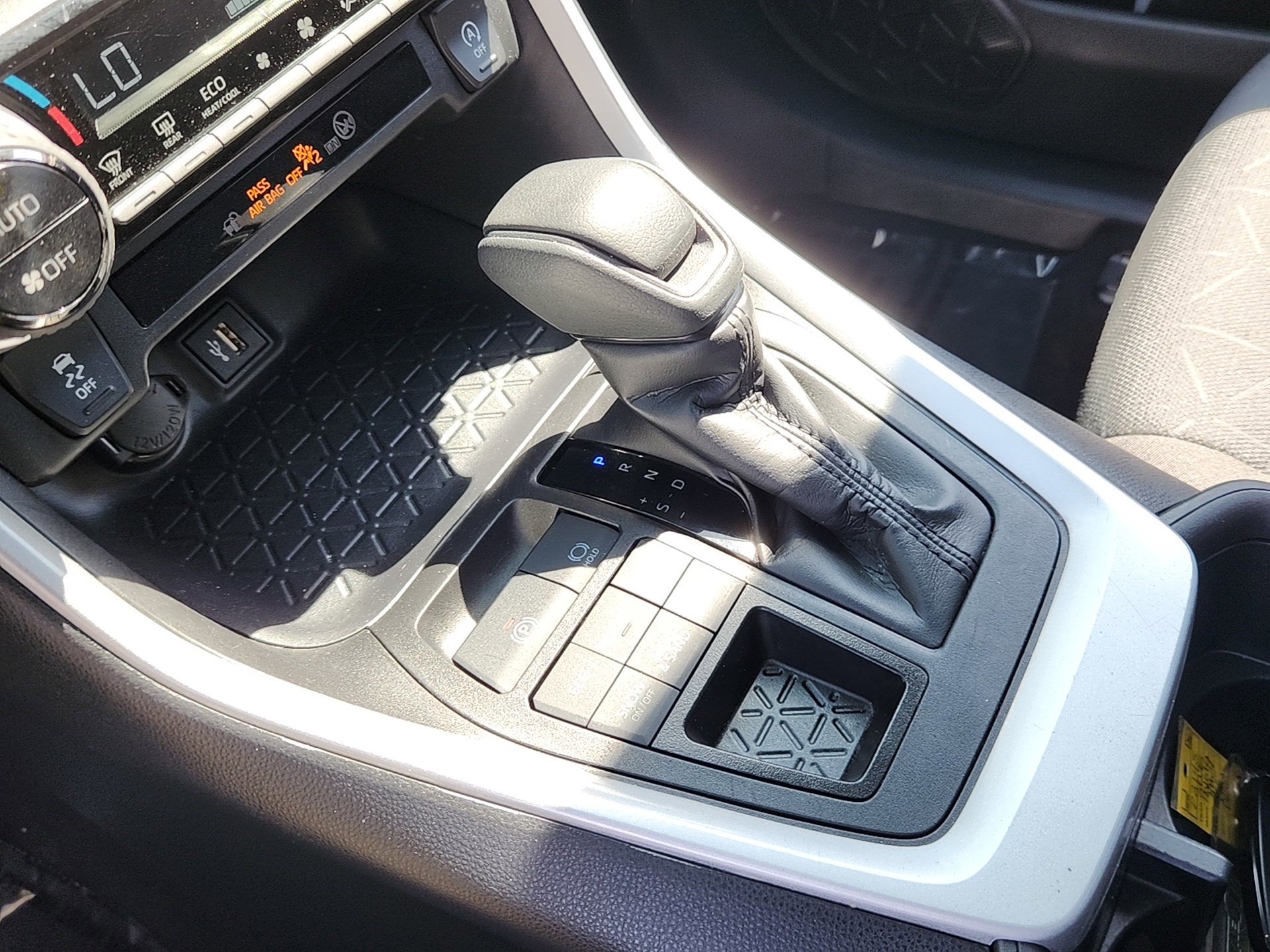 2025 Toyota RAV4 XLE photo 13