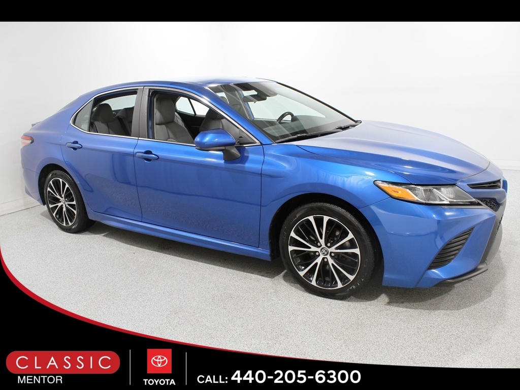 2019 Toyota Camry SE's photo