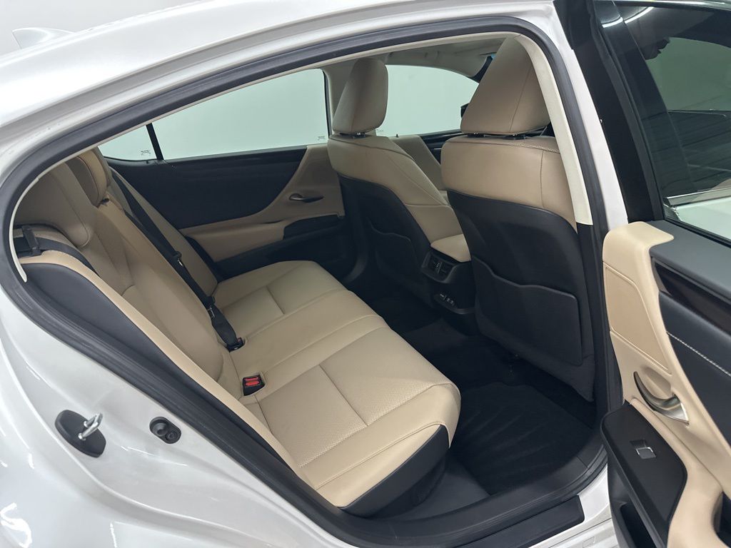 2021 Lexus ES 300h photo 22