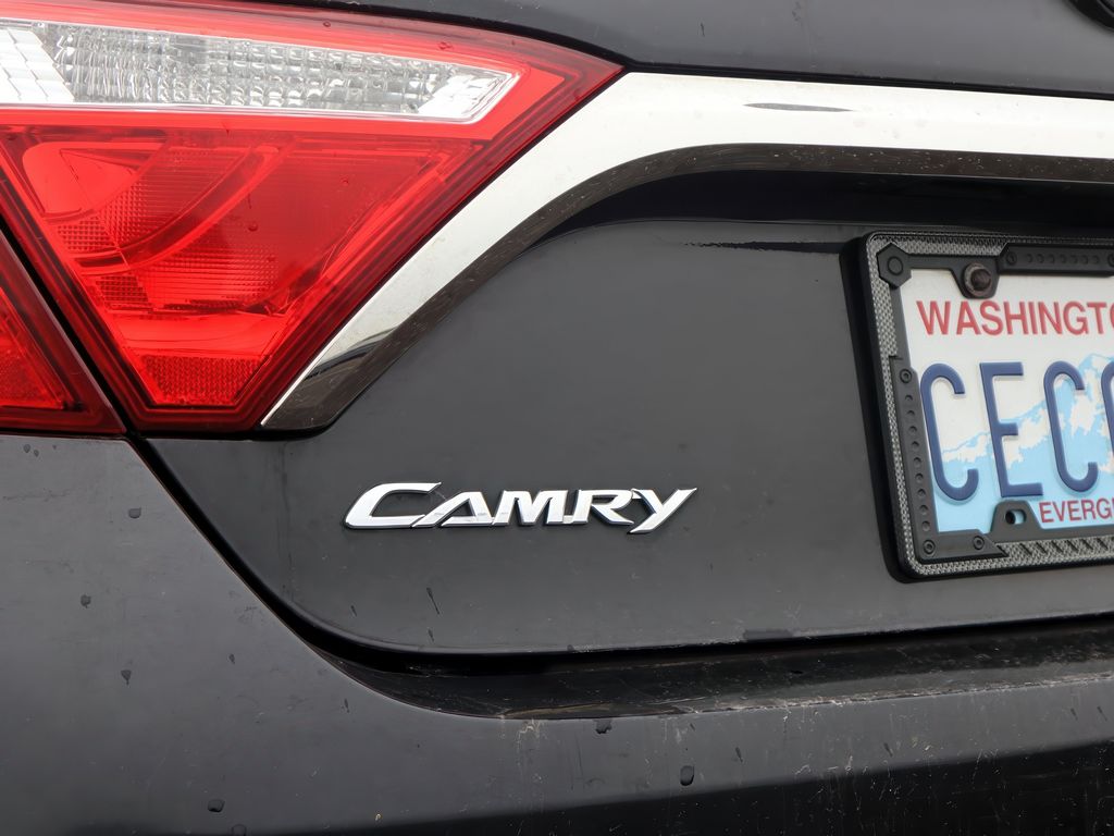 2015 Toyota Camry SE photo 11