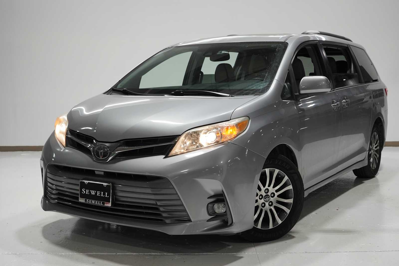 2018 Toyota Sienna XLE's photo