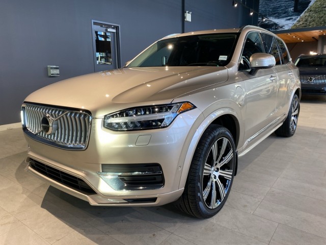 2025 Volvo XC90 Plug-In Hybrid T8 AWD Ultra Bright Theme 7-Seater