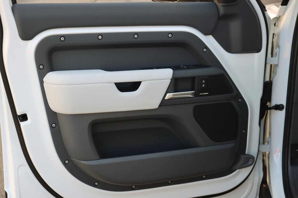 2025 Land Rover Defender 110 S photo 8