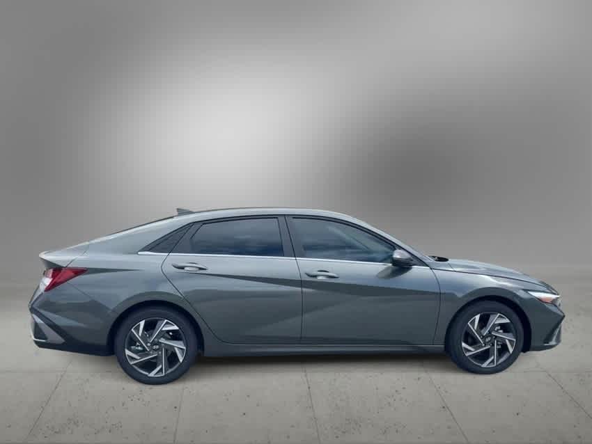 2024 Hyundai Elantra Limited photo 2