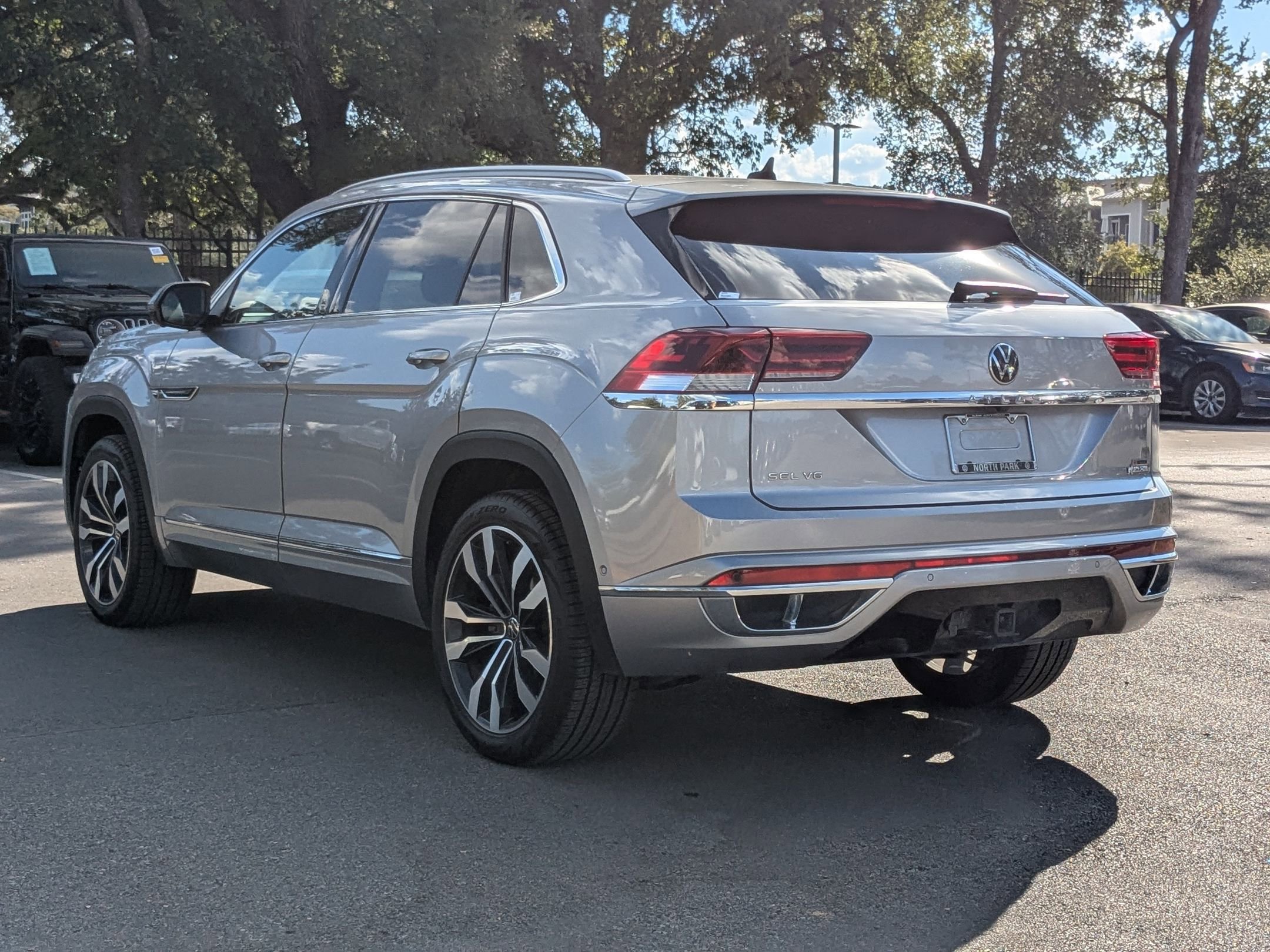 2022 Volkswagen Atlas Cross Sport V6 SEL Premium R-Line photo 4