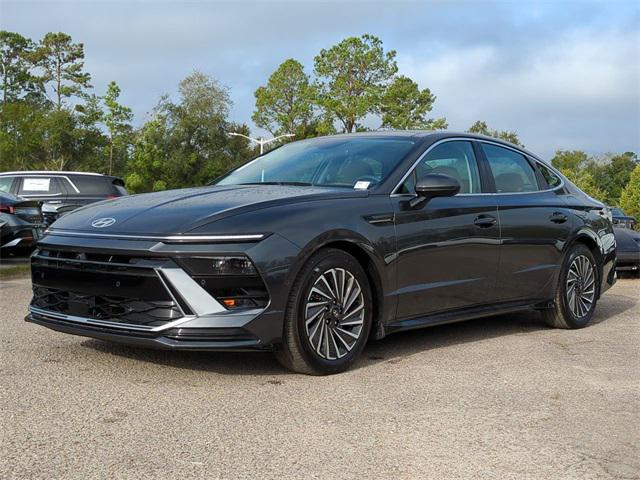 2025 Hyundai Sonata Hybrid Limited photo 2