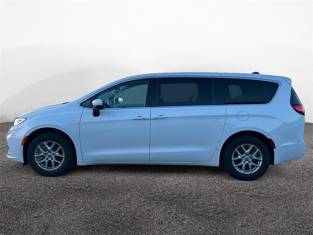 2023 Chrysler Pacifica Touring L photo 2