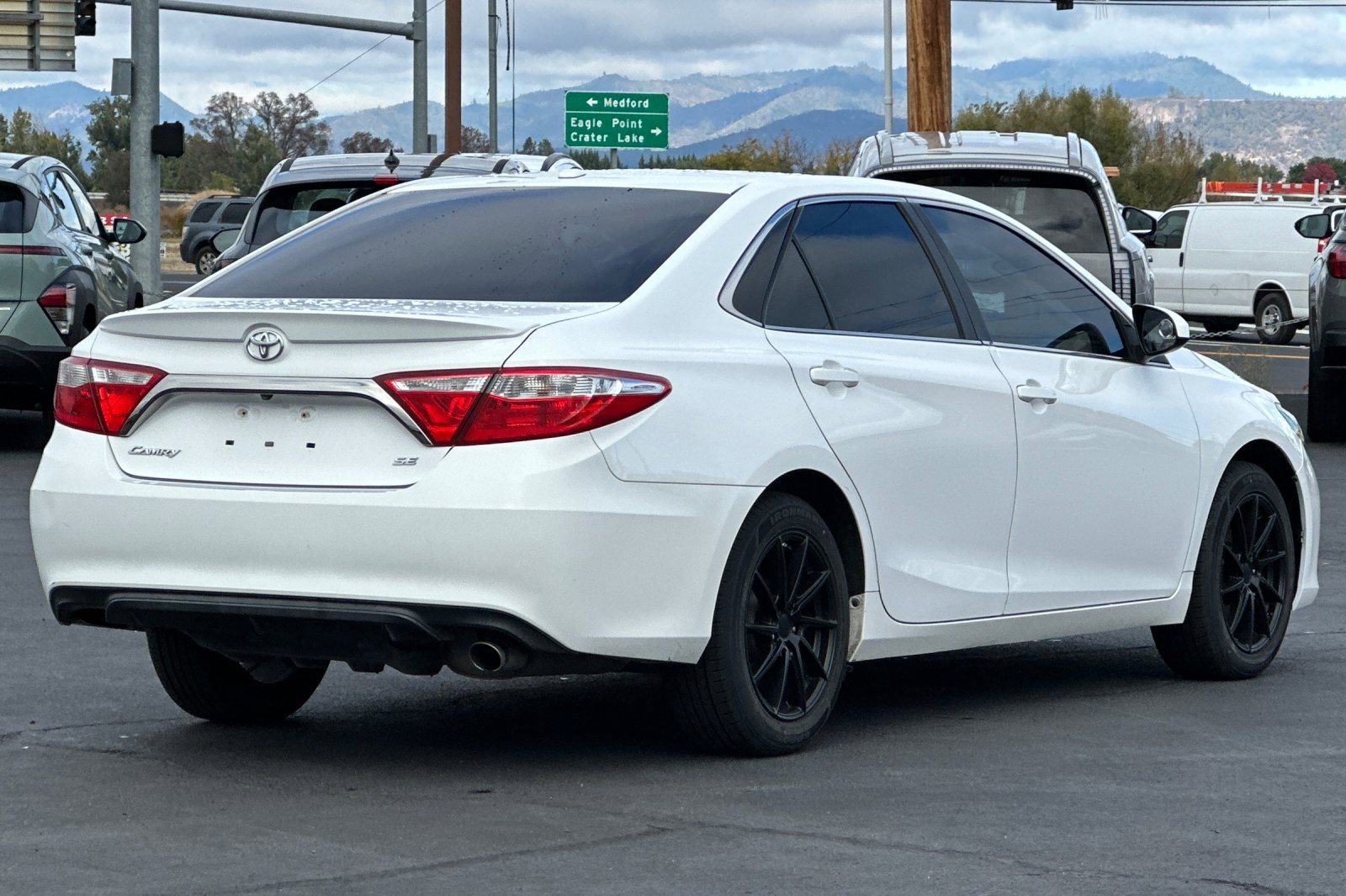 2017 Toyota Camry SE photo 2