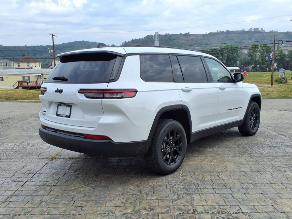 2025 Jeep Grand Cherokee Altitude photo 3