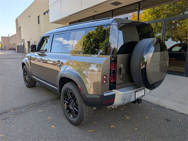 2025 Land Rover Defender 110 S photo 3