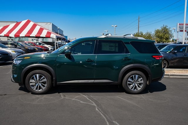 2025 Nissan Pathfinder SL photo 2