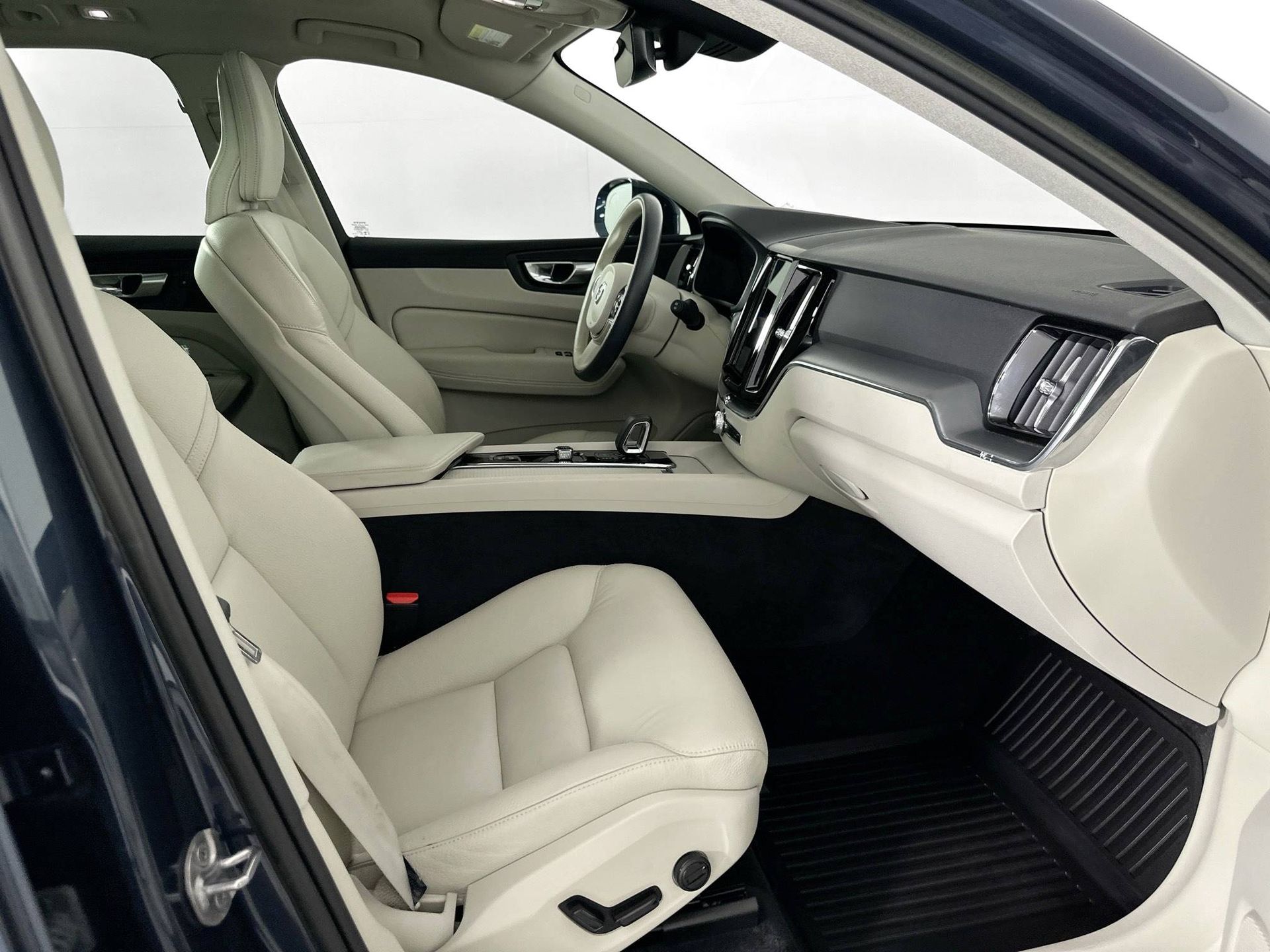 2023 Volvo XC60 B5 Core photo 24