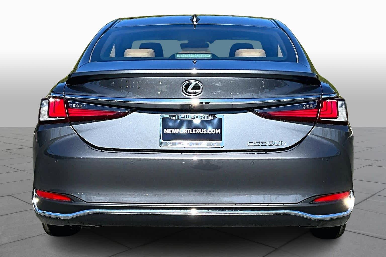 2025 Lexus ES 300h photo 3