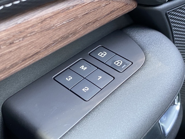 2025 Land Rover Discovery SE photo 29