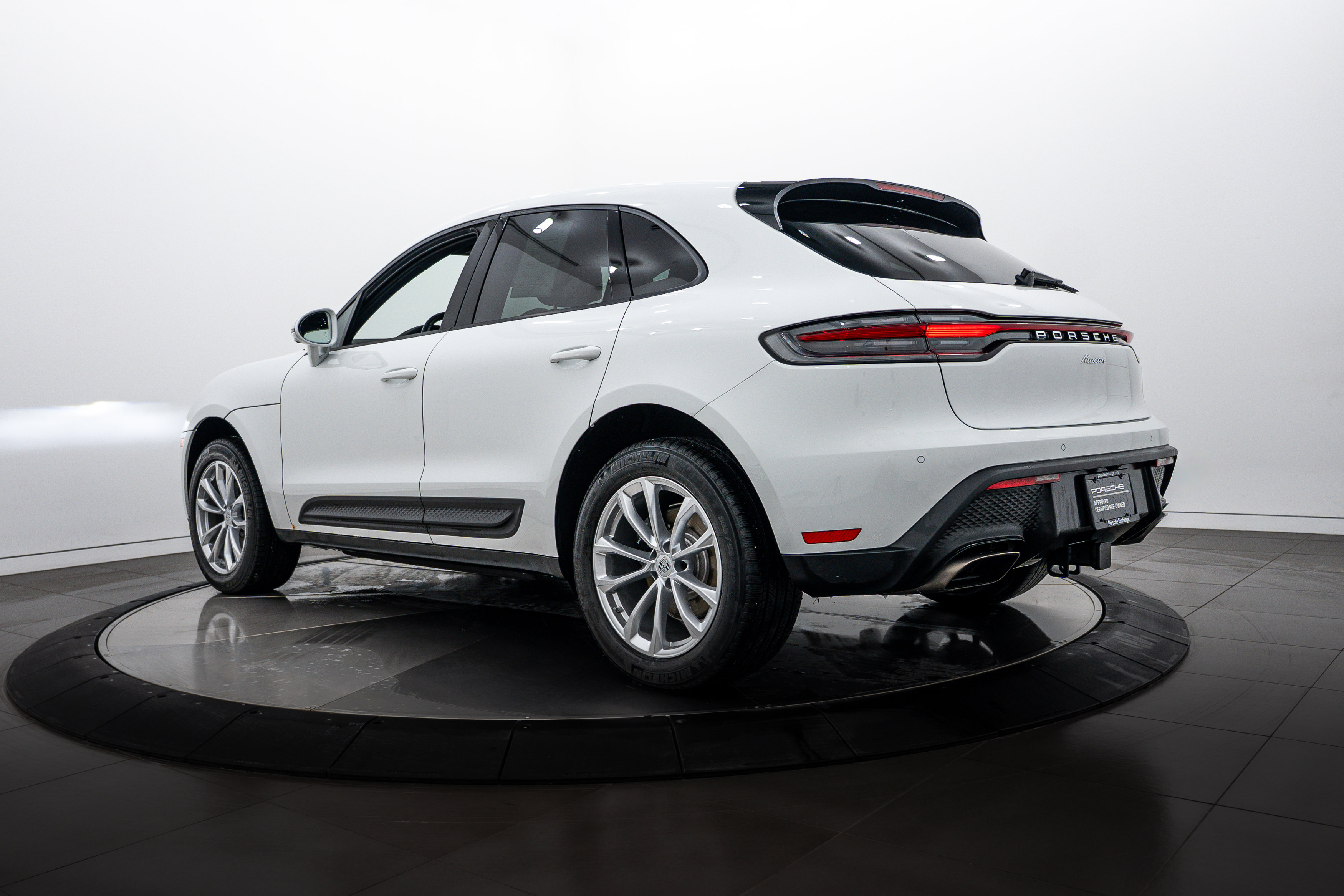 2025 Porsche Macan Base photo 3
