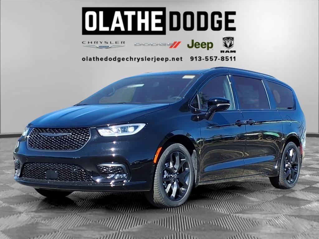 2026 Chrysler Pacifica Select's photo