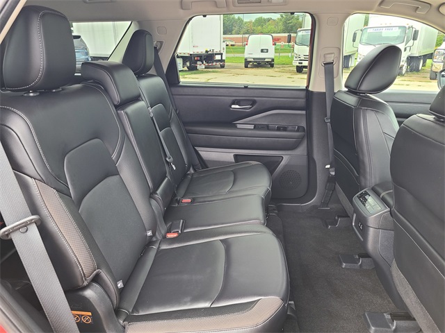 2023 Nissan Pathfinder SL photo 16