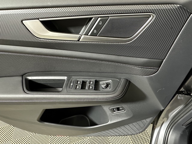 2024 Volkswagen Atlas Cross Sport SEL R-Line photo 13