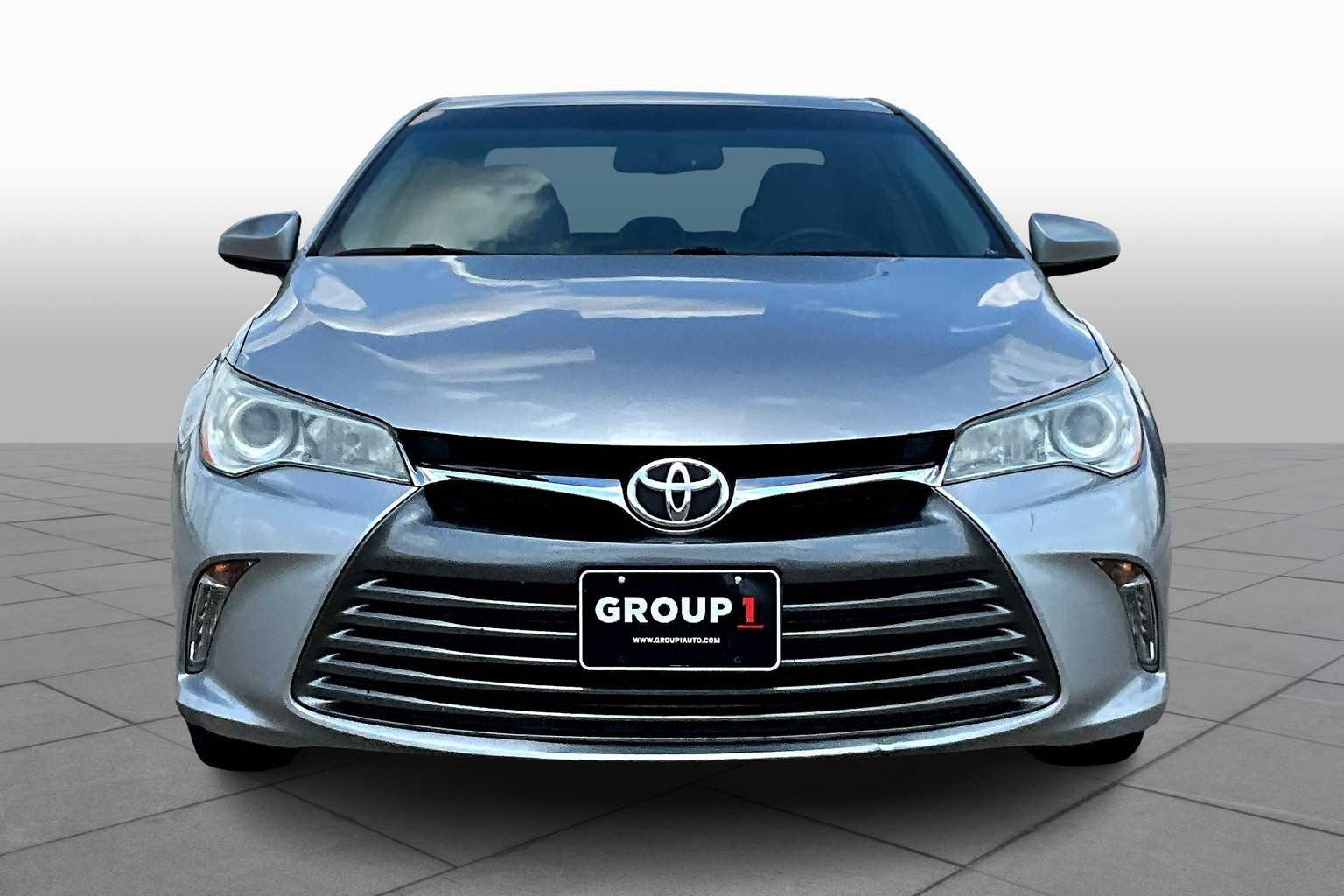 2016 Toyota Camry XLE photo 3