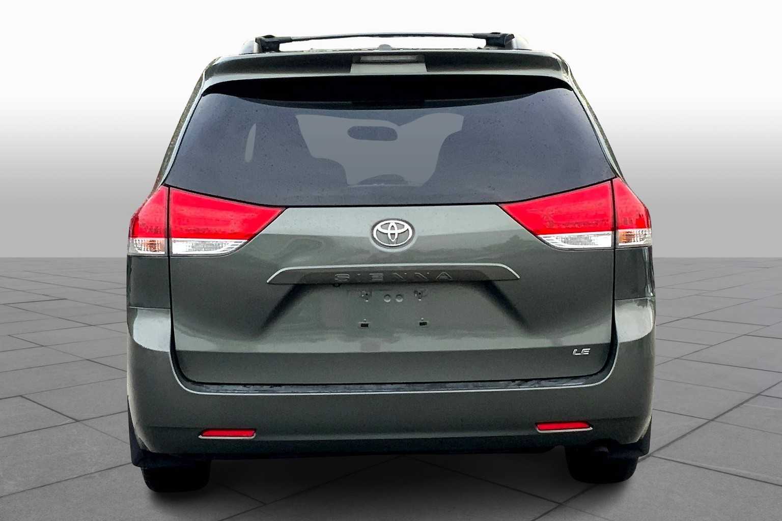 2011 Toyota Sienna LE photo 4