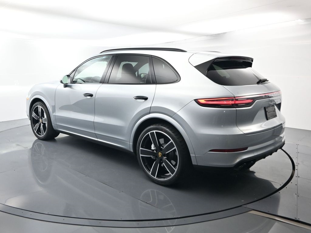 2022 Porsche Cayenne Turbo photo 2