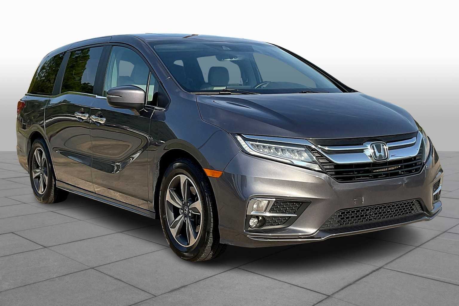 2019 Honda Odyssey Touring photo 2