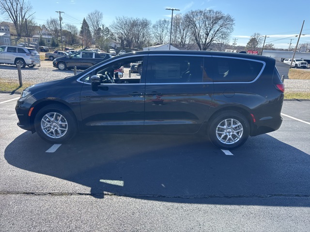 2025 Chrysler Pacifica photo 3