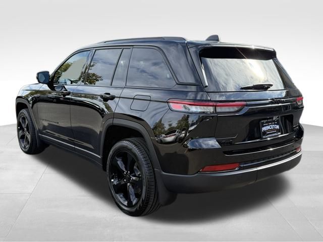 2025 Jeep Grand Cherokee Limited photo 2