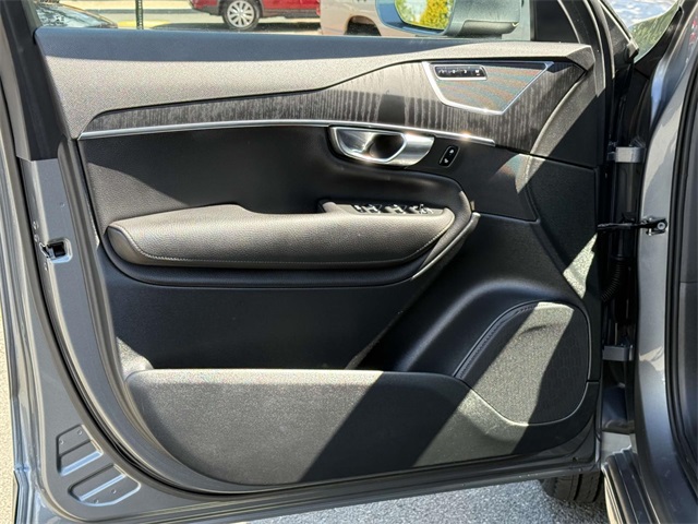 2020 Volvo XC90 T6 Momentum photo 27
