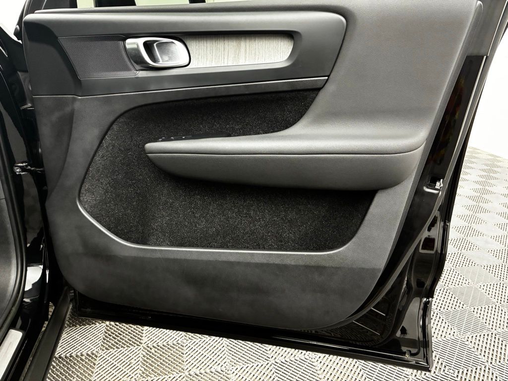 2023 Volvo XC40 Plus photo 20