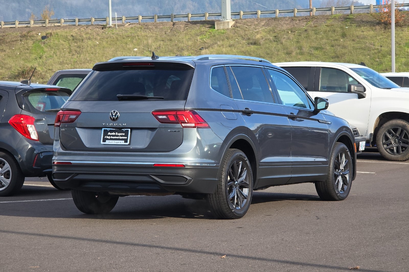 2022 Volkswagen Tiguan SE photo 2