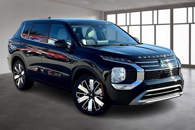 2025 Mitsubishi Outlander SE photo 3