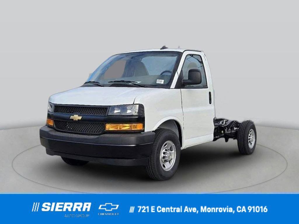 2025 Chevrolet Express Cutaway Base's photo