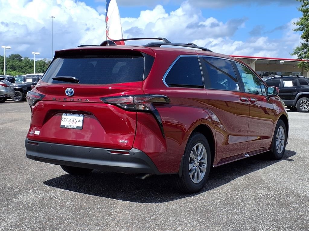 2025 Toyota Sienna XLE photo 3