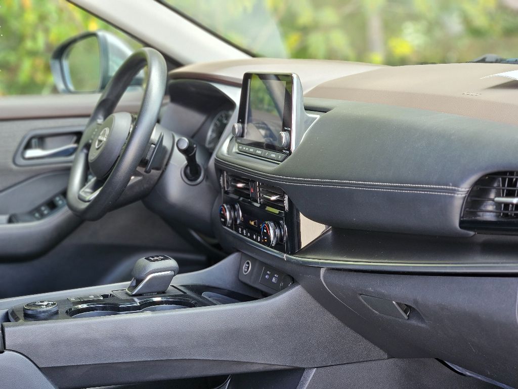2022 Nissan Rogue SV photo 13