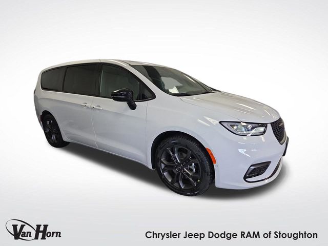 2026 Chrysler Pacifica Select's photo
