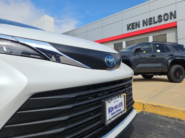 2023 Toyota Sienna XLE photo 2