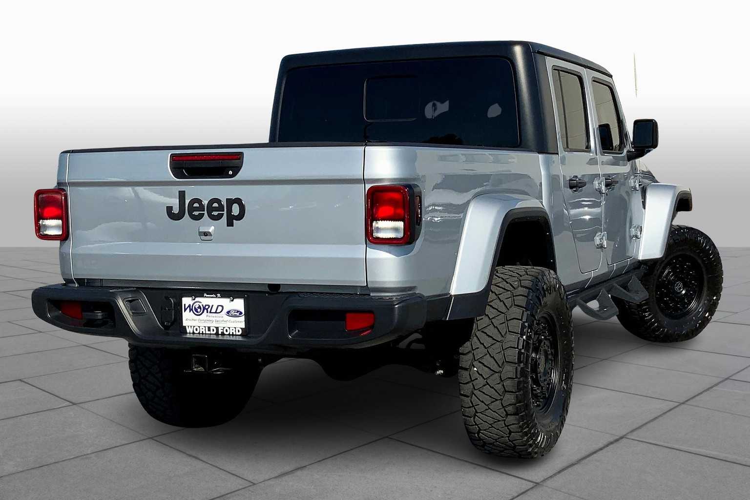 2022 Jeep Gladiator Willys Sport photo 12