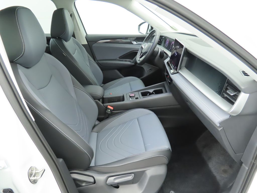 2025 Volkswagen Tiguan SE photo 21