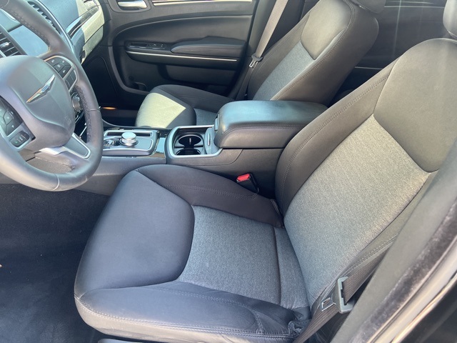 2023 Chrysler 300 Touring photo 6