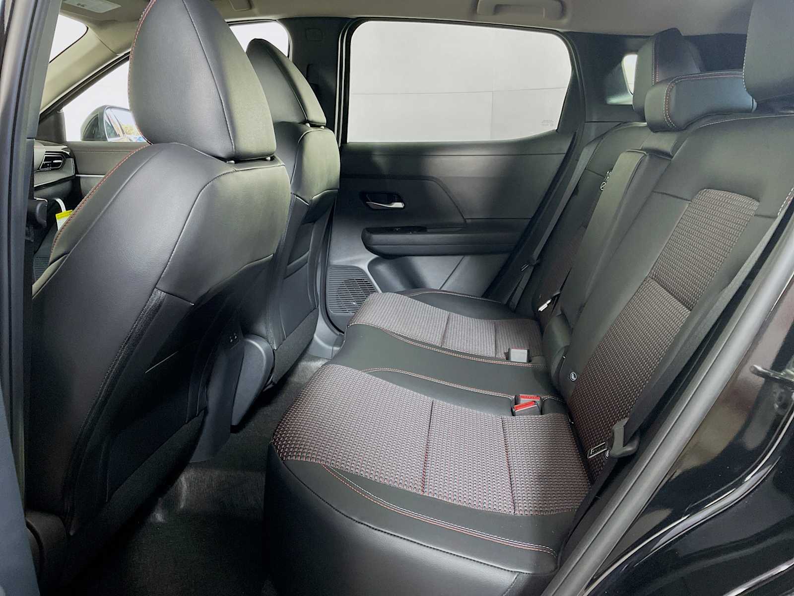 2026 Nissan Kicks SR photo 3