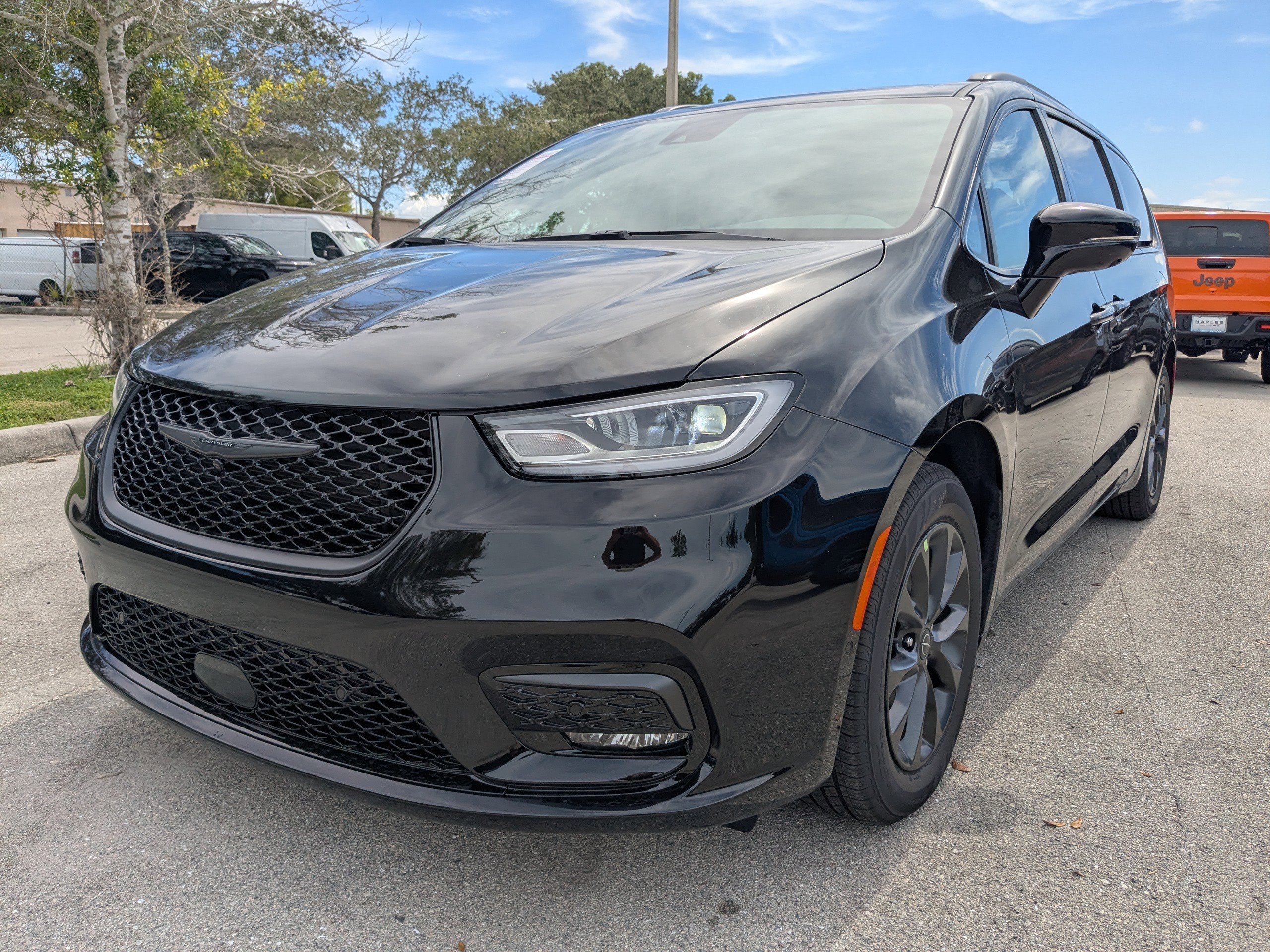 2025 Chrysler Pacifica photo 4