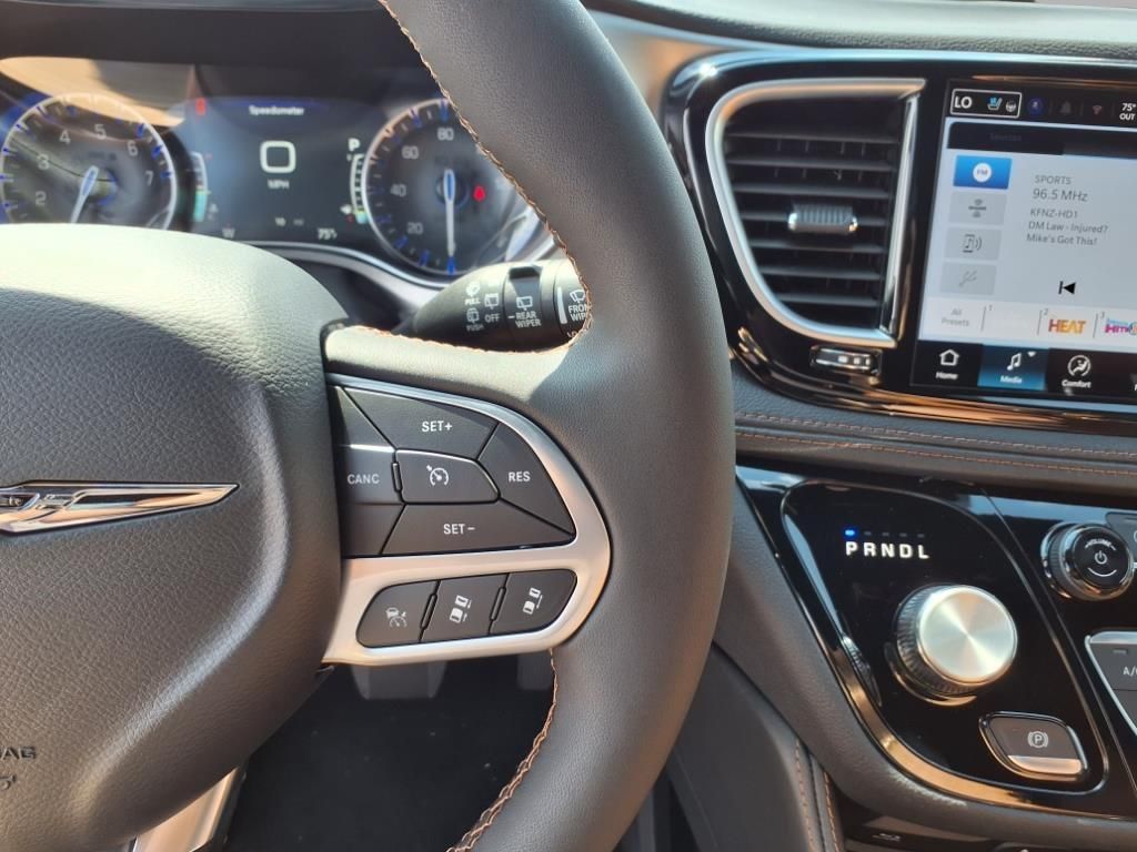 2026 Chrysler Pacifica Pinnacle photo 8