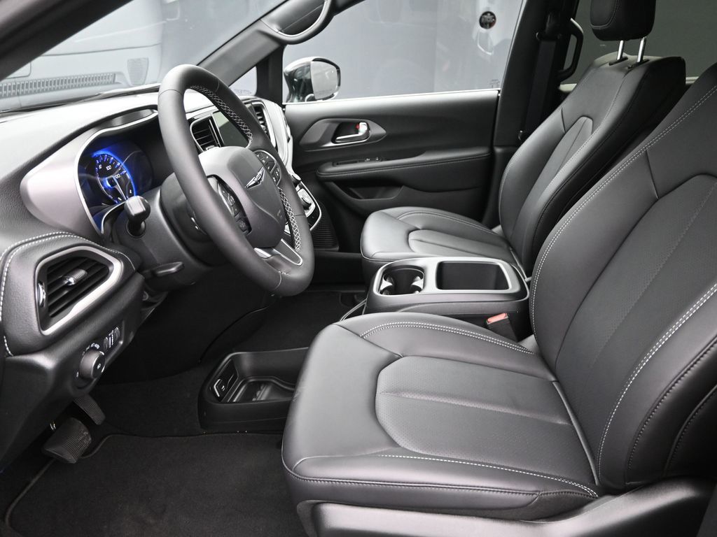 2026 Chrysler Pacifica photo 13